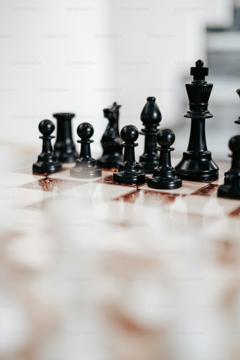 um tabuleiro de xadrez com peças de xadrez preto e branco