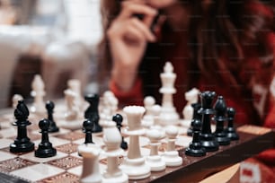 uma pessoa que joga xadrez