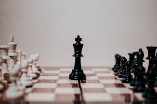 Un tablero de ajedrez con piezas