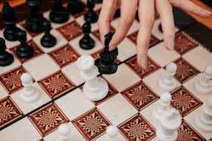 eine Person, die Schach spielt