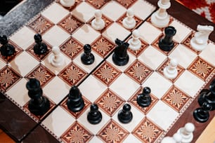 un échiquier avec des pièces d’échecs