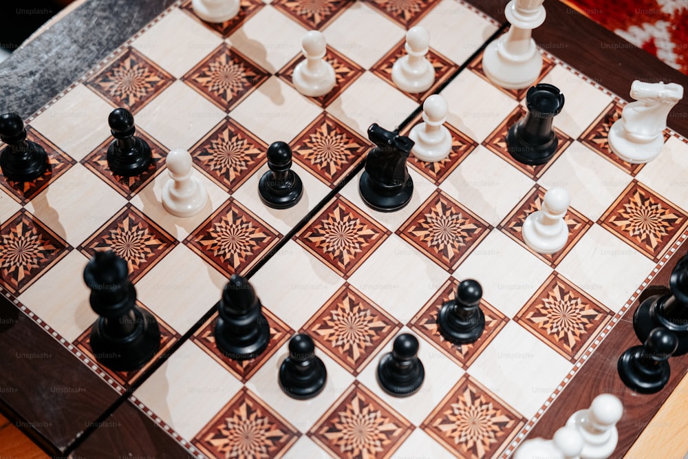 um tabuleiro de xadrez com peças de xadrez