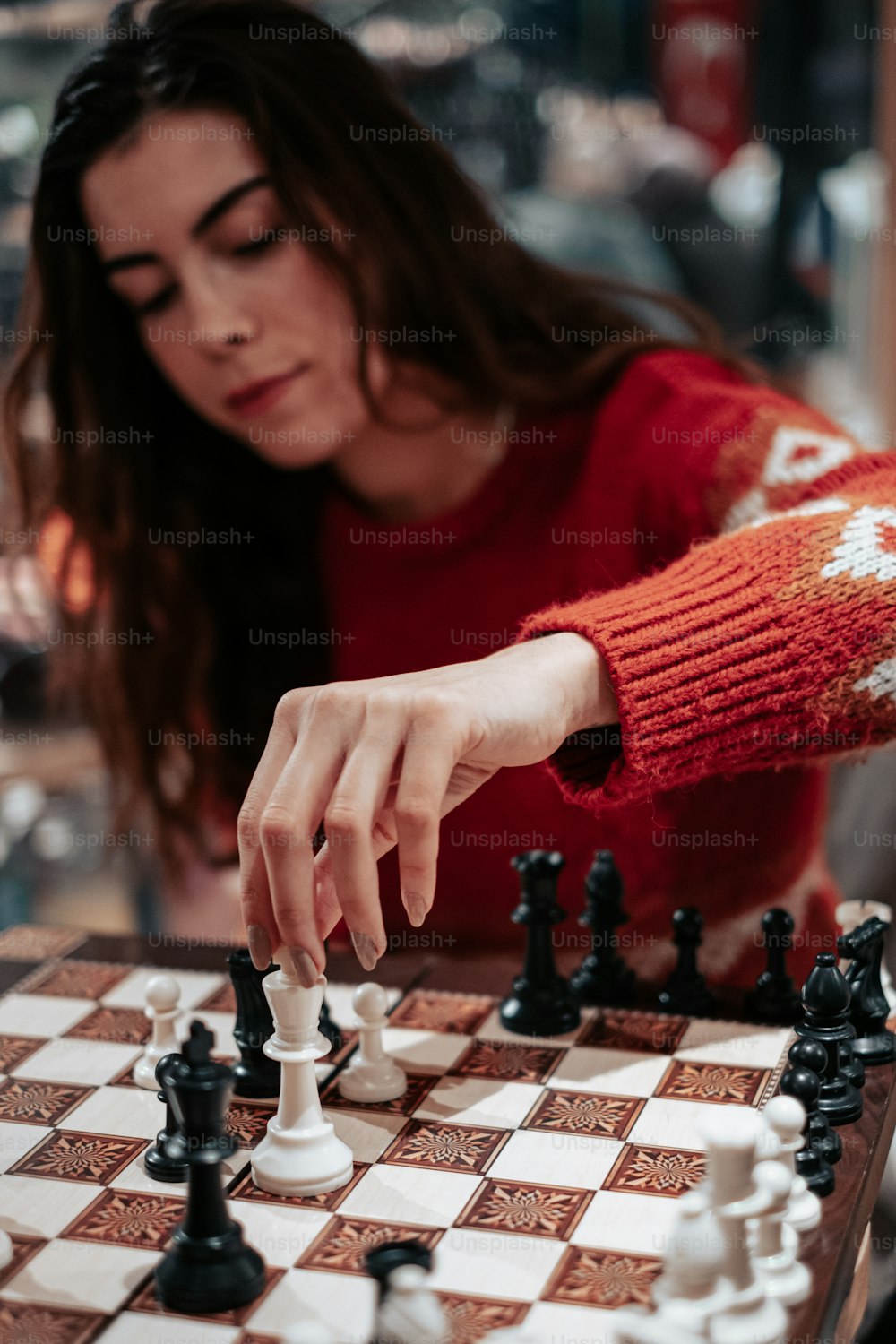 Una mujer jugando al ajedrez