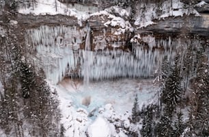 Ein Wasserfall an einem verschneiten Ort