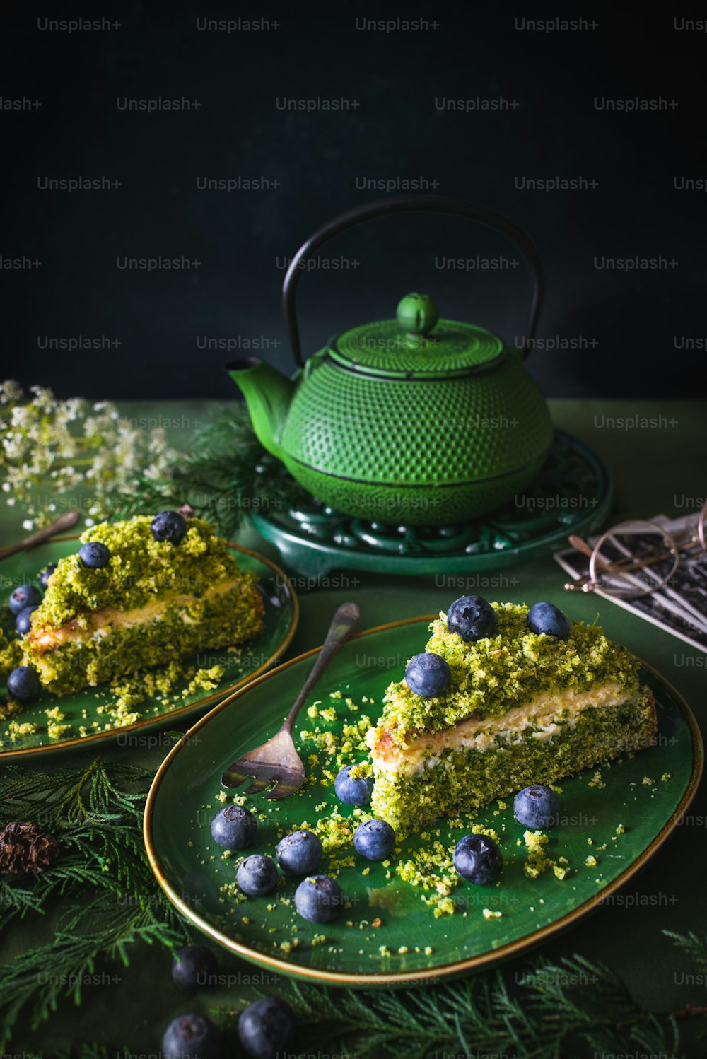 un gâteau avec un glaçage vert et des myrtilles