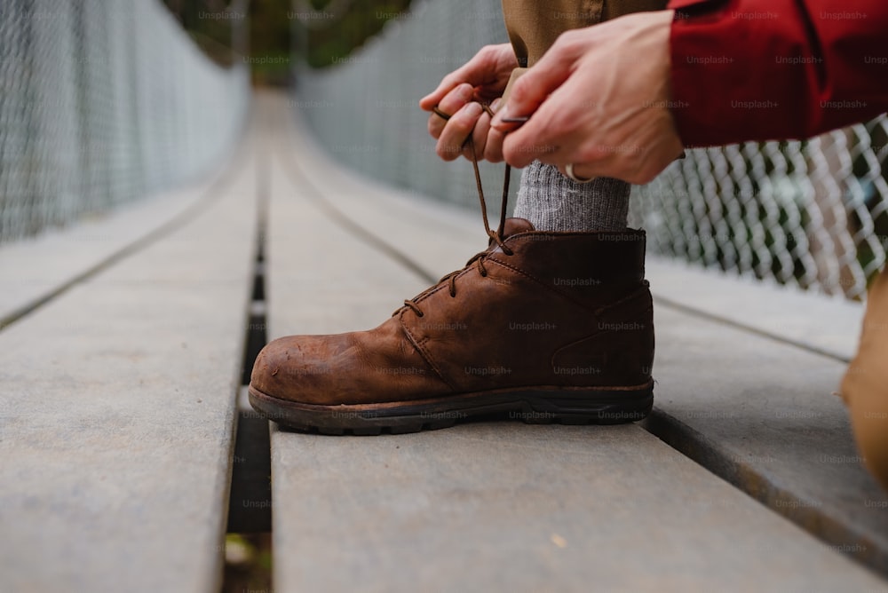 una persona atando un zapato