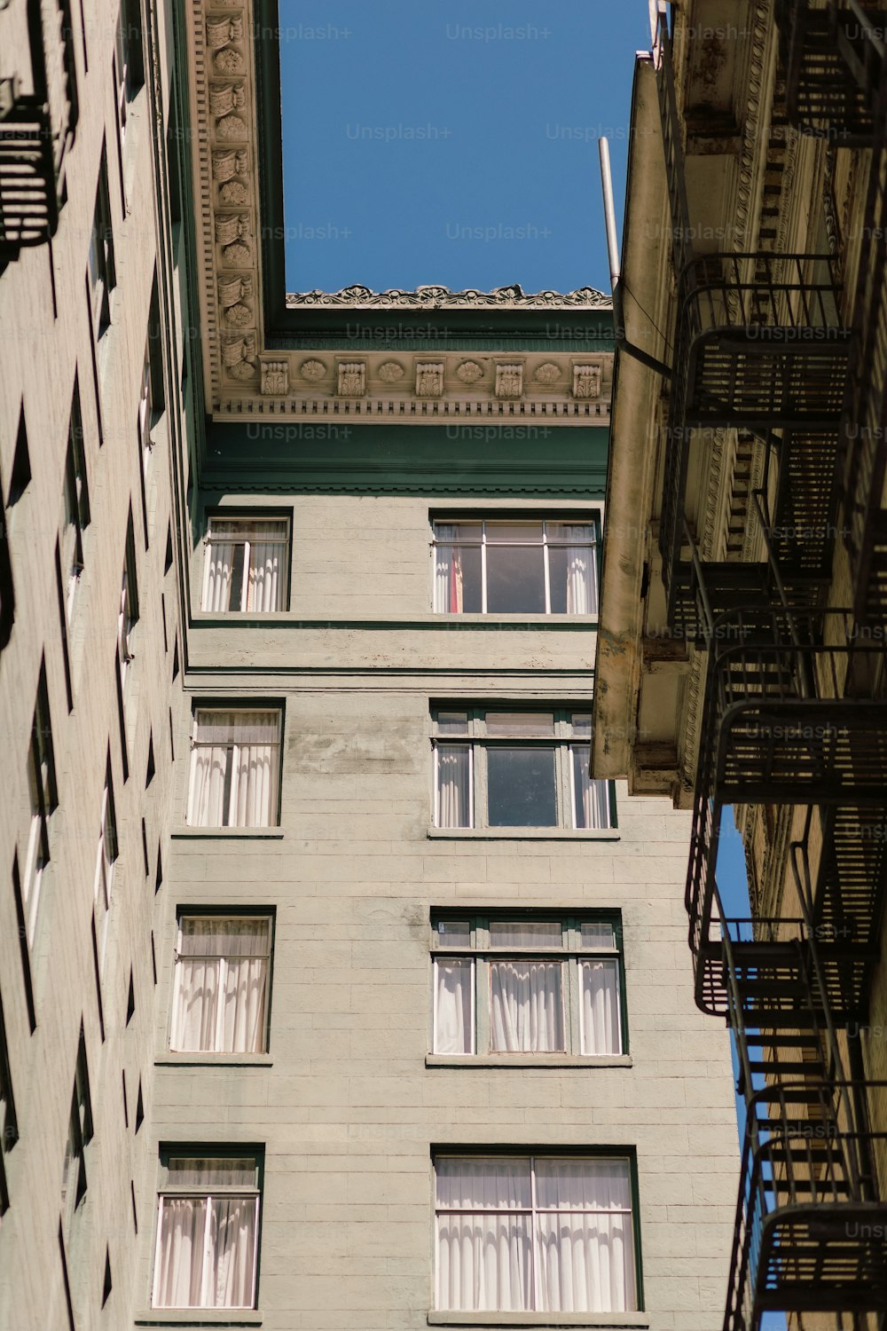 窓とバルコニーのある建物