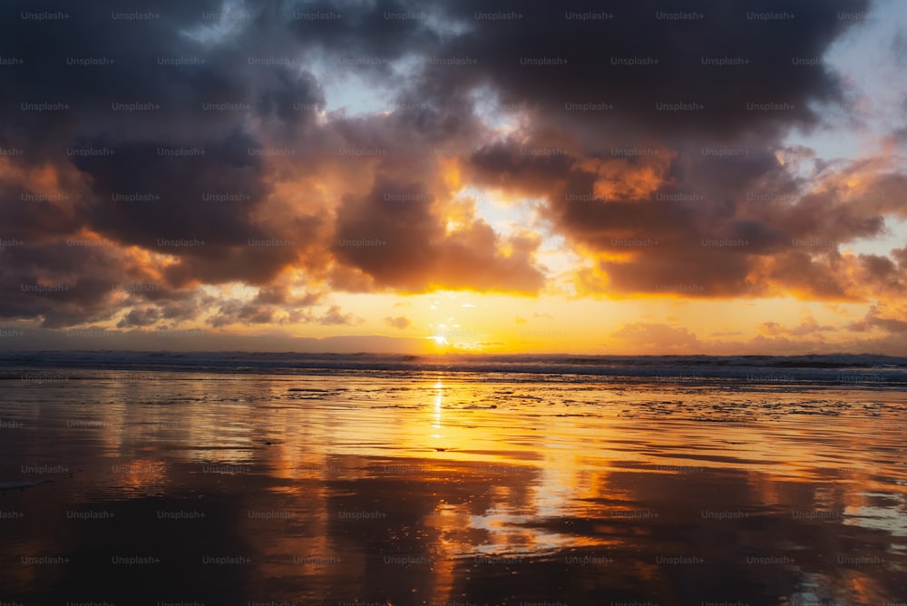 Una puesta de sol sobre un cuerpo de agua