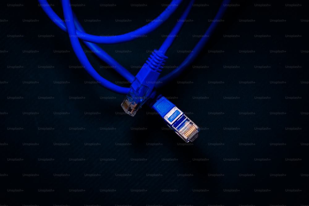 un cable azul y blanco