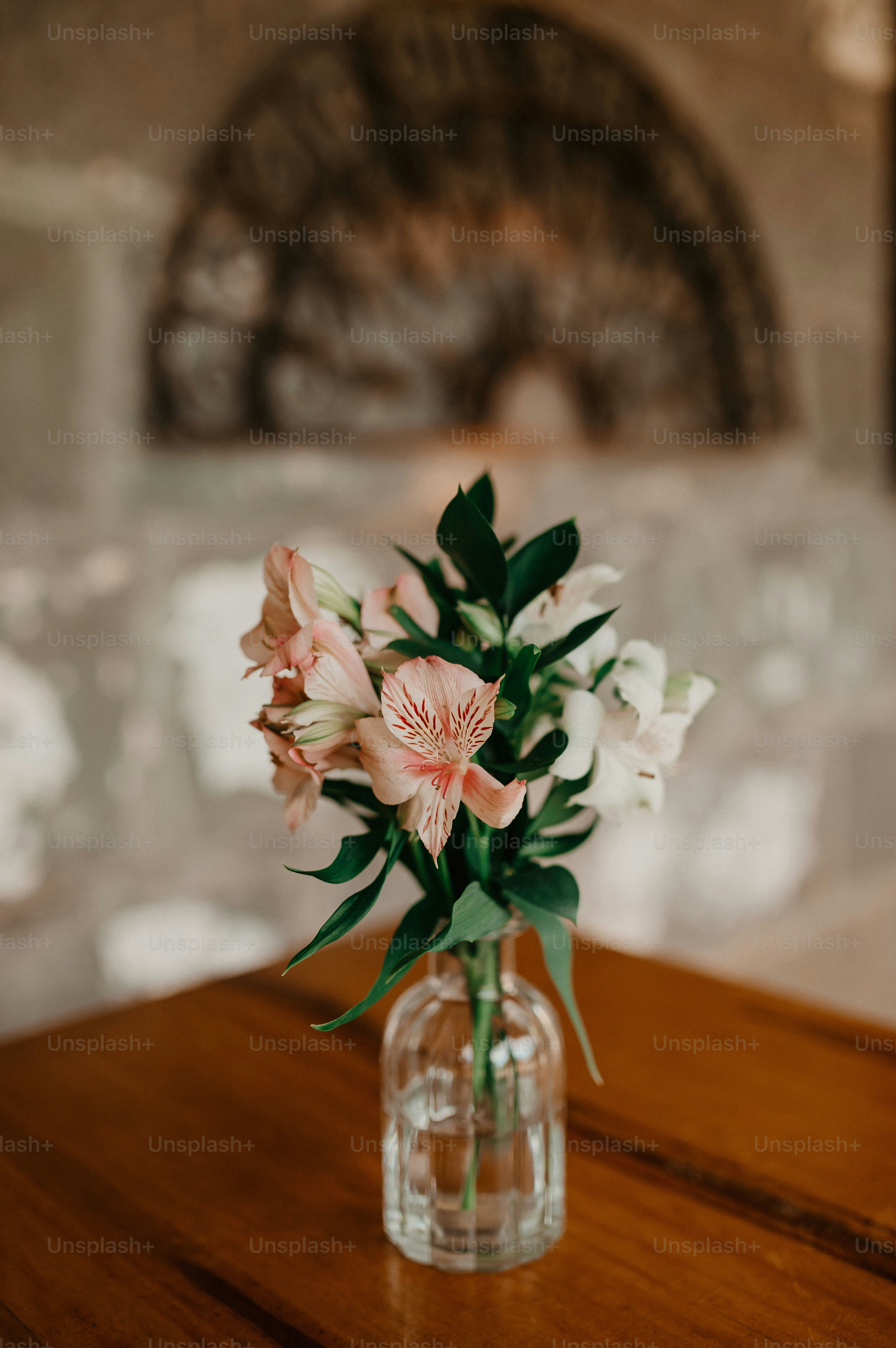 eine Vase mit weißen Blumen