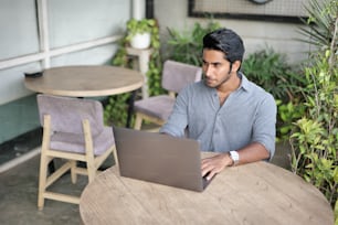 Un hombre trabajando en su computadora portátil