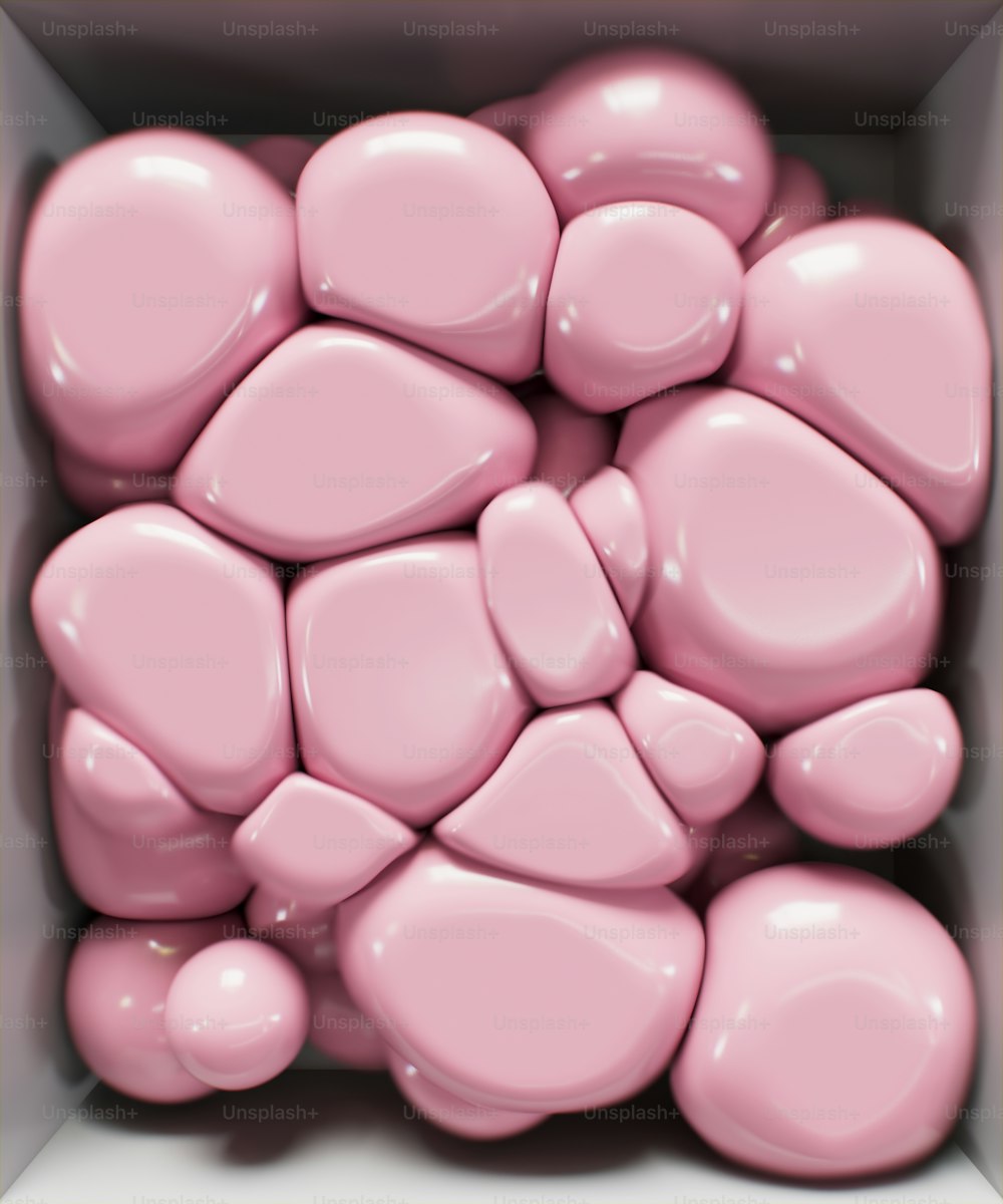 Un grupo de vasos de plástico rosa