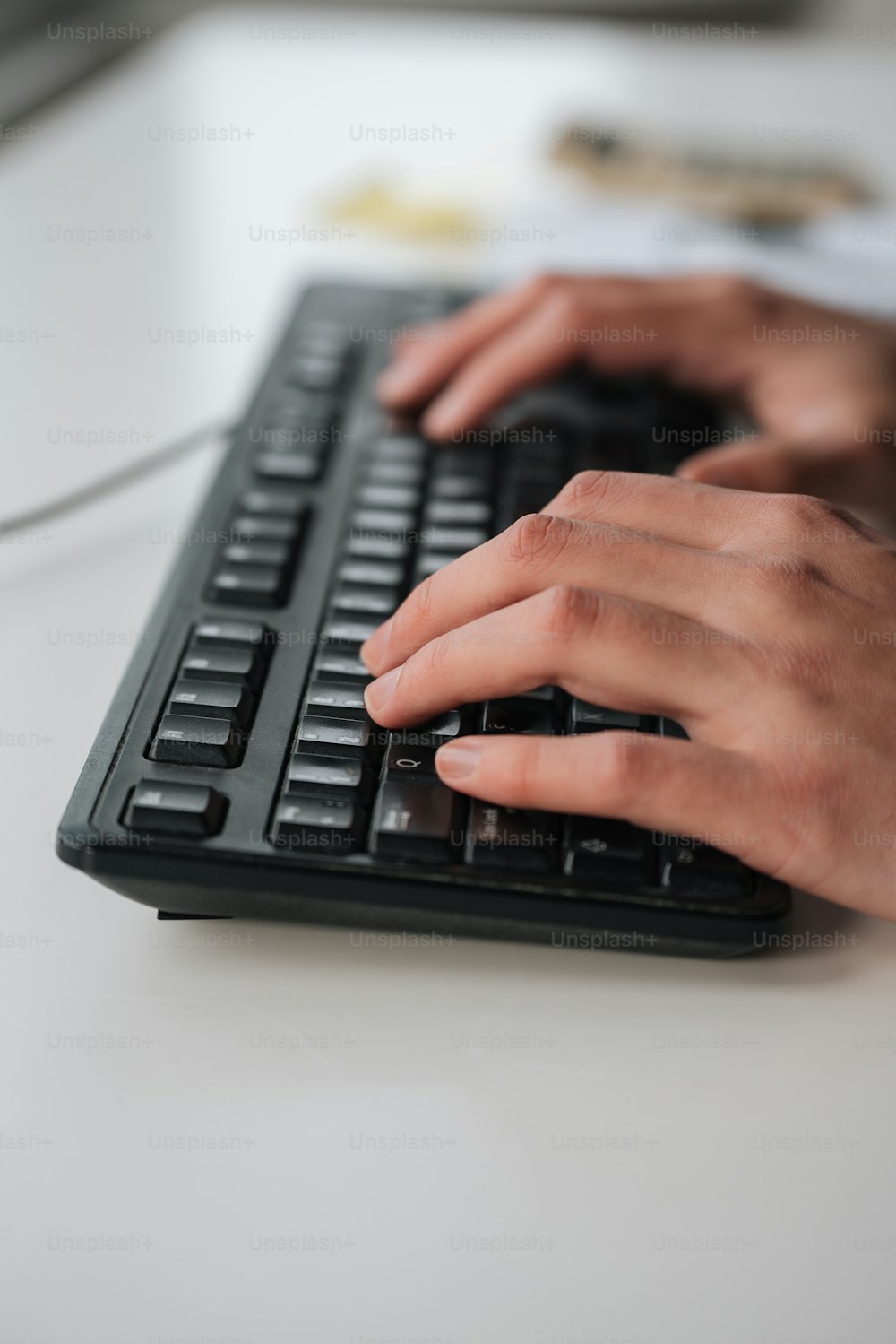 Eine Person, die auf einer Tastatur tippt