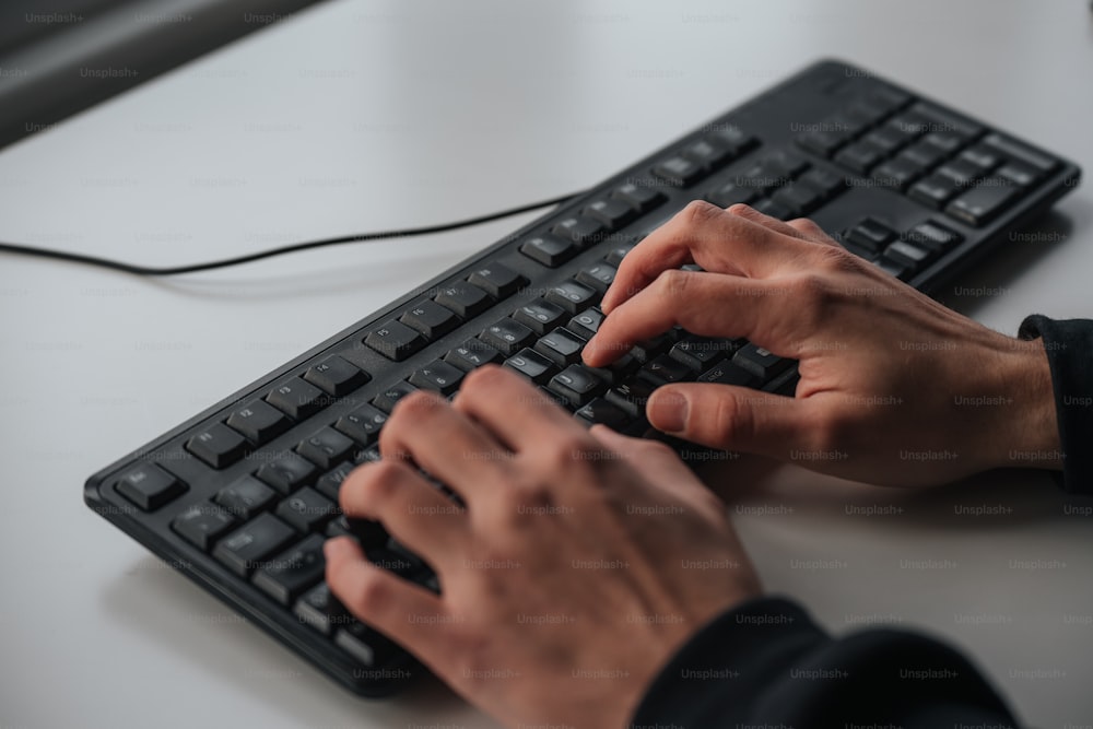 mãos em um teclado