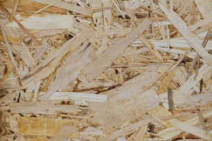 un gros plan d’une structure en bois