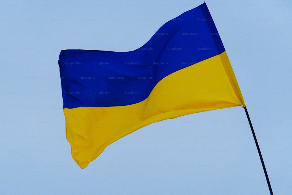 uma bandeira amarela e azul