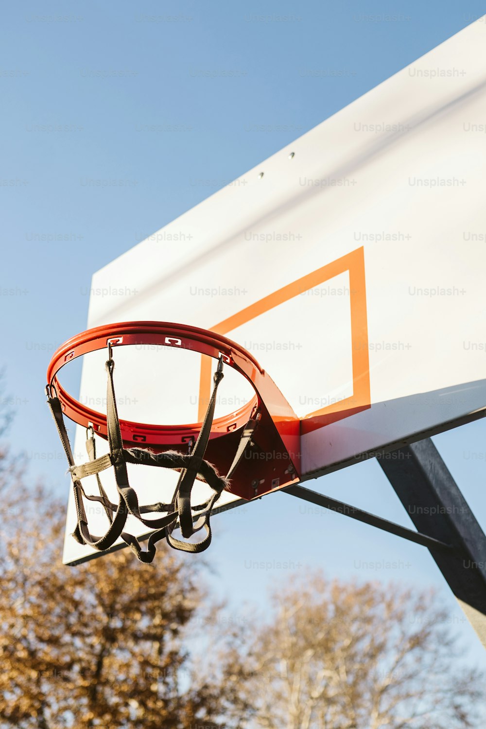 Un aro de baloncesto con una red
