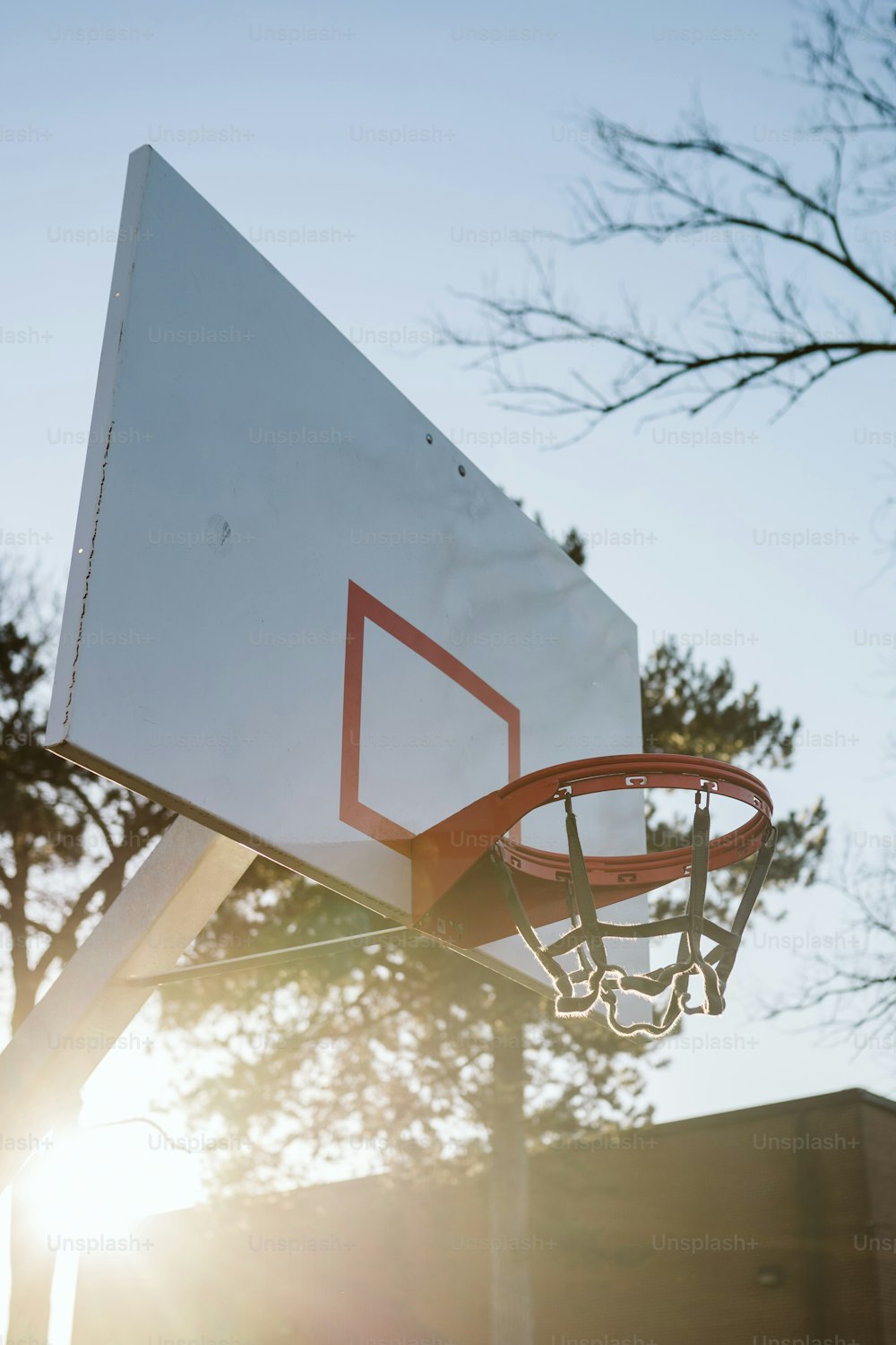 Un aro de baloncesto con una red