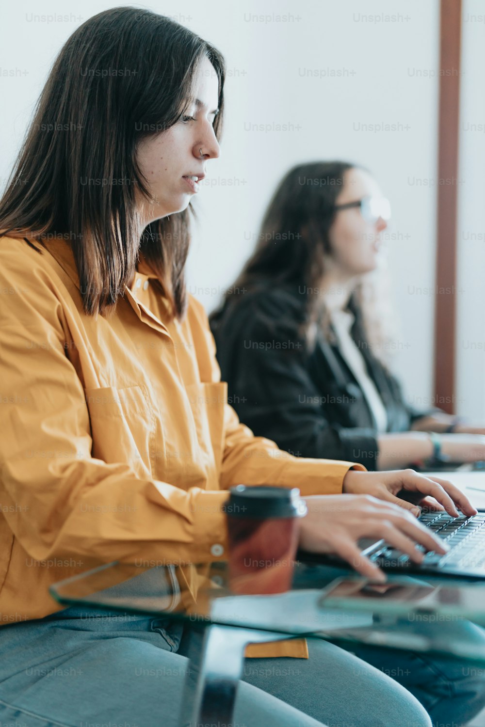 コンピューターを使用している女性