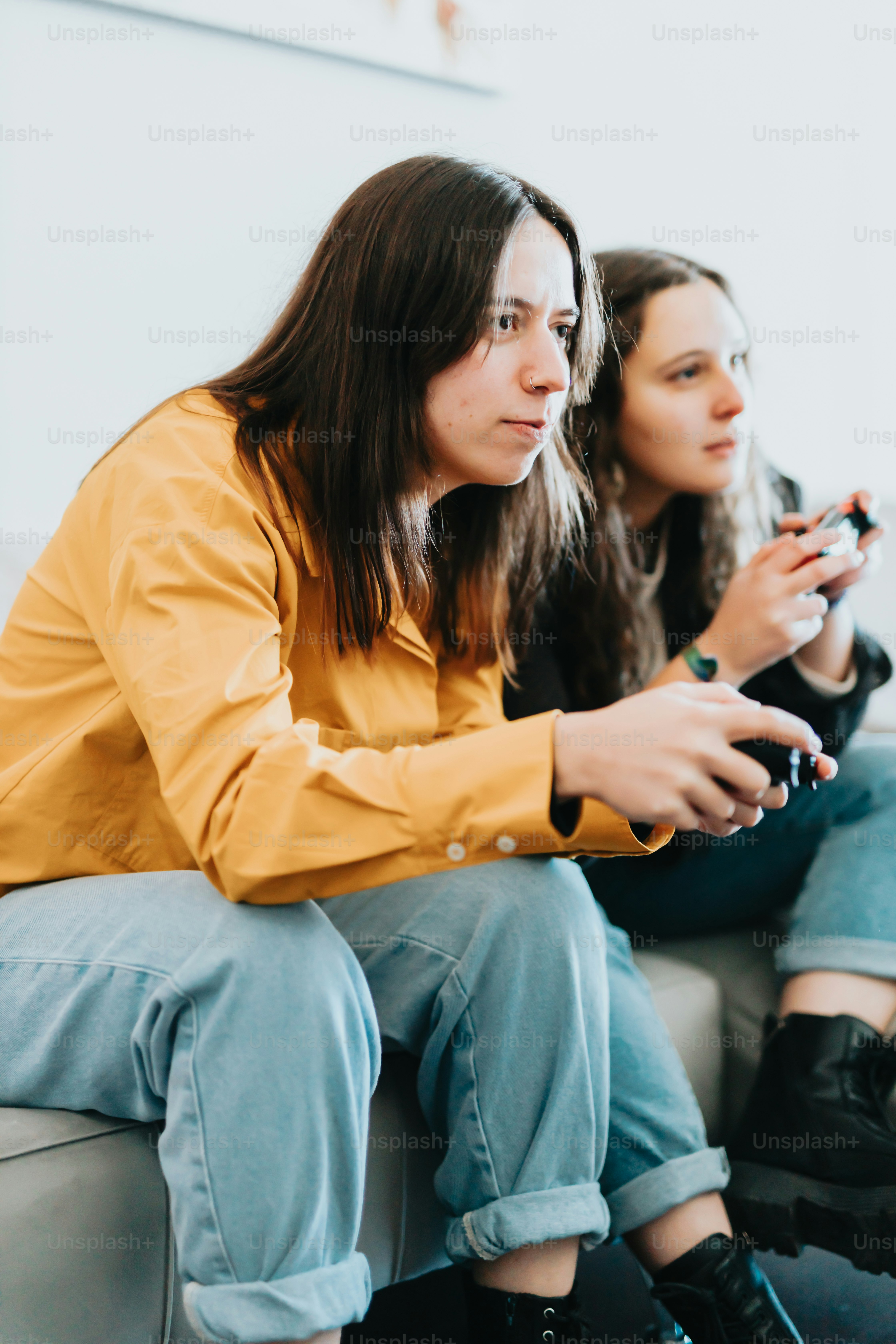 Eine Gruppe von Frauen sitzt auf einer Couch