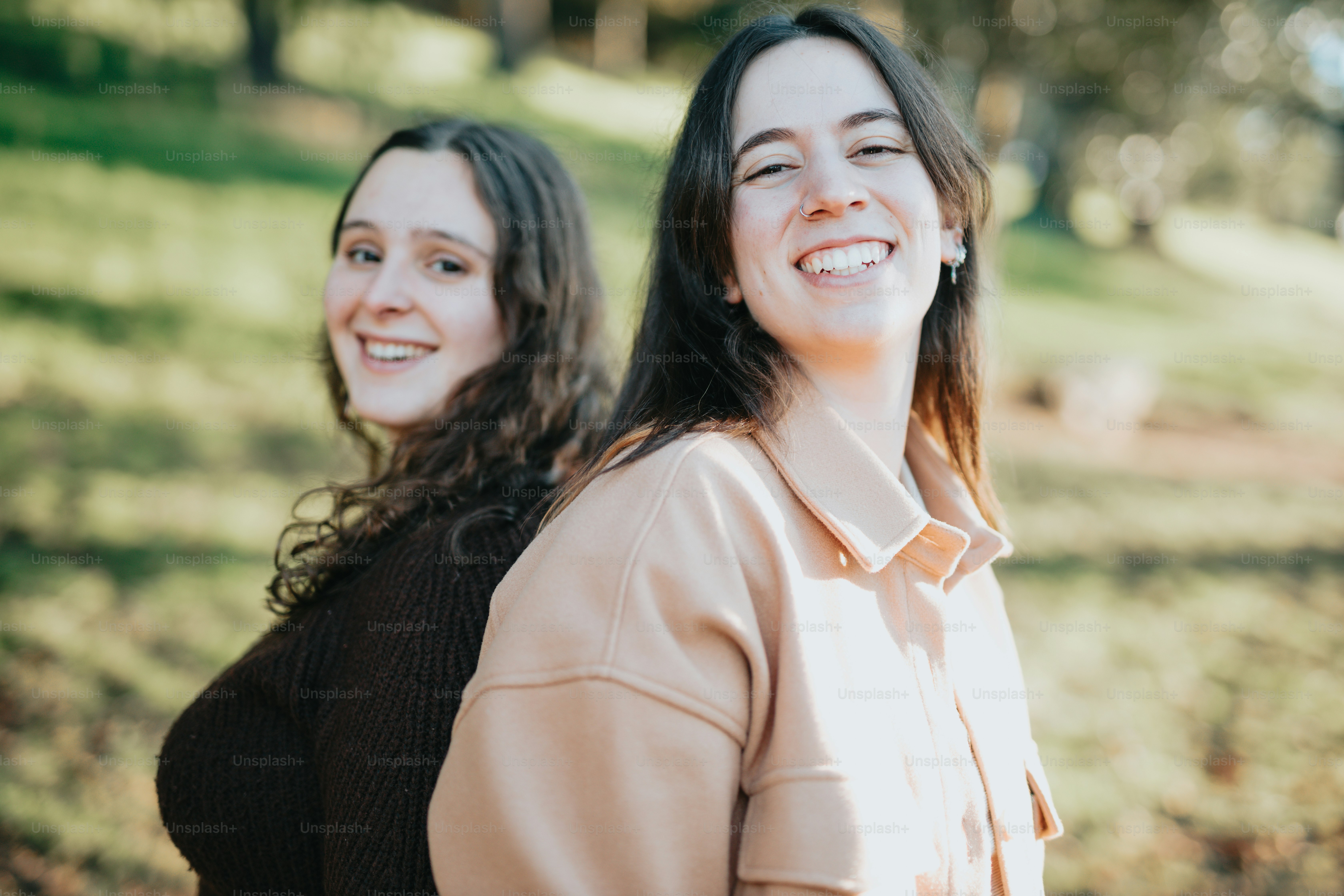 A couple of women holding hands photo – Relationship Image on Unsplash
