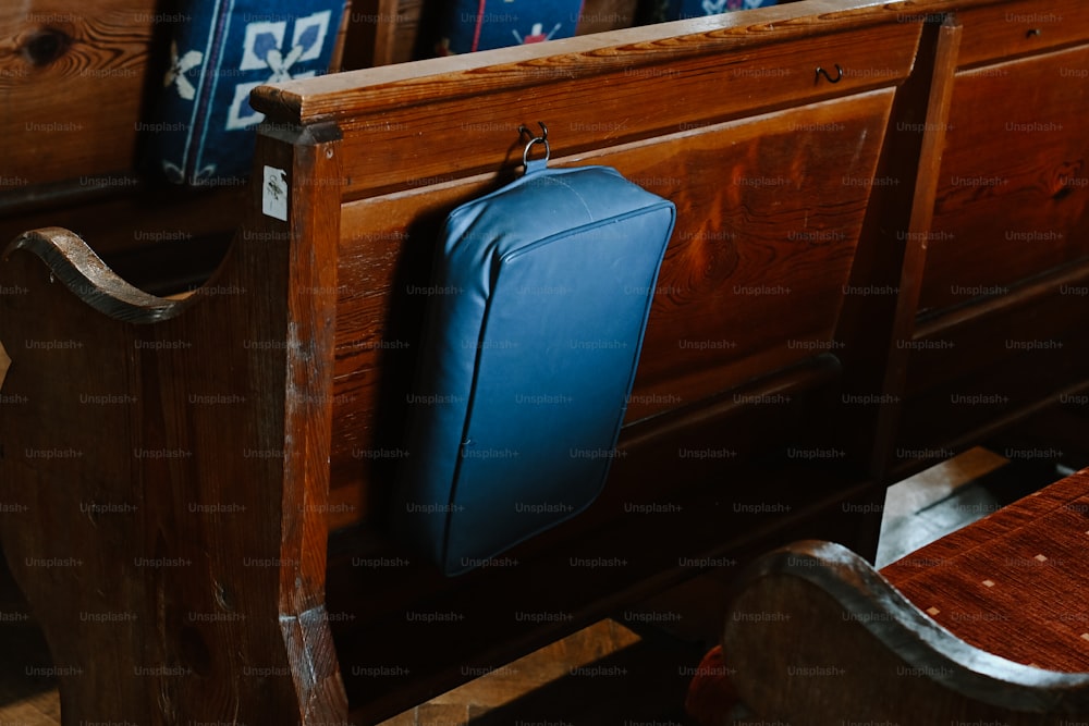 um saco azul em uma prateleira de madeira