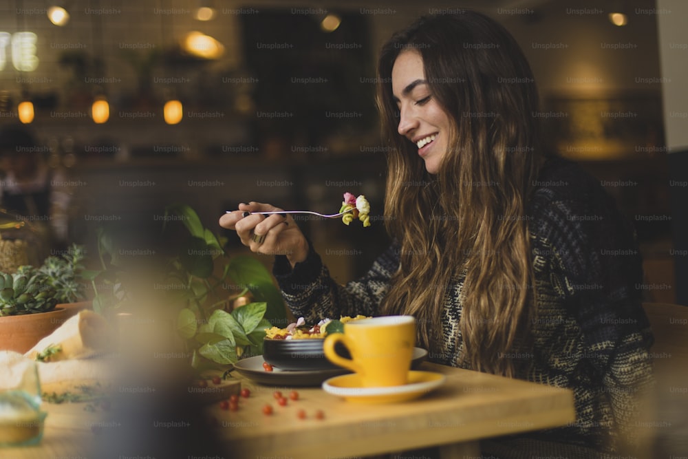 Una donna che mangia una tazza di tè