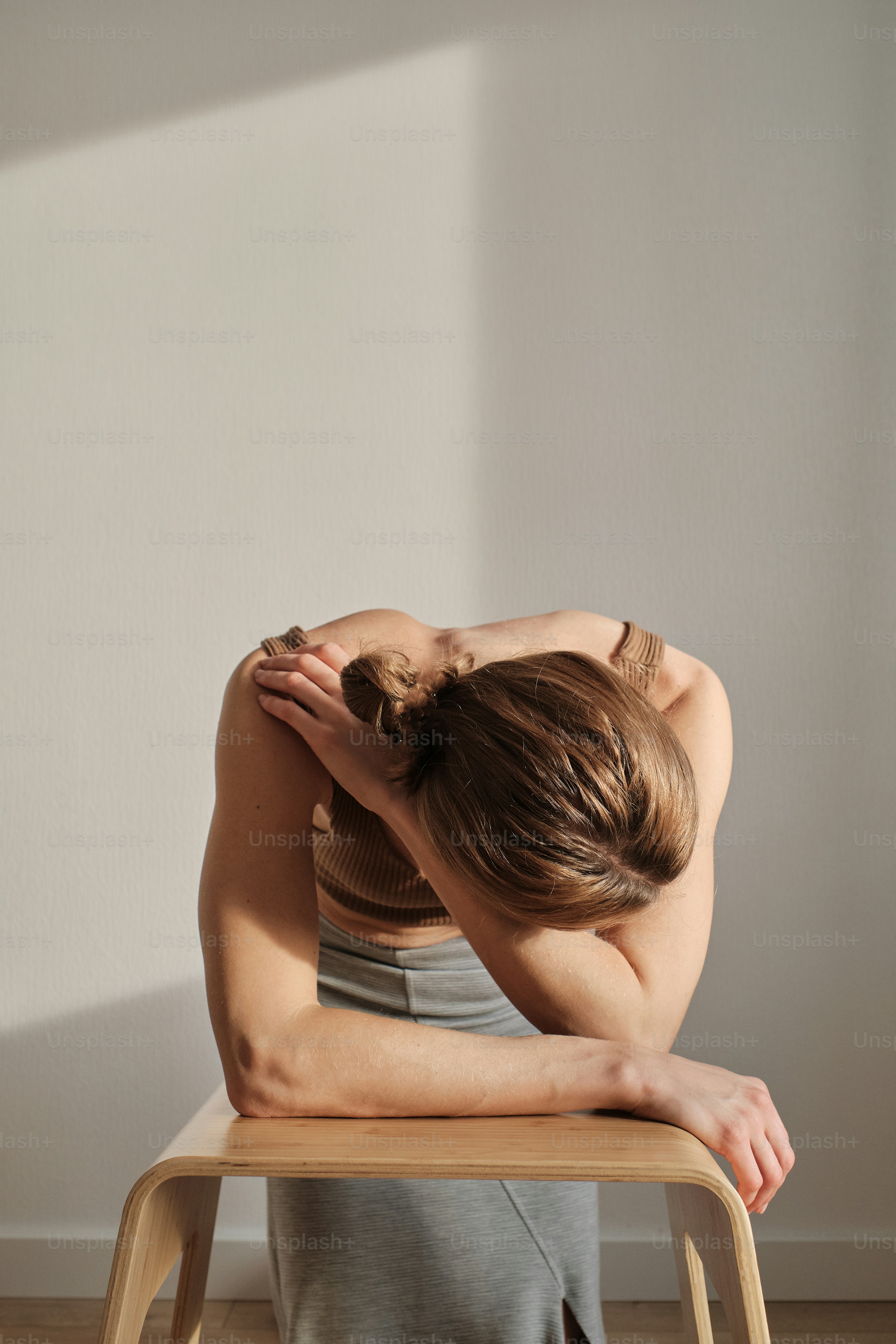 Una persona sentada en una silla