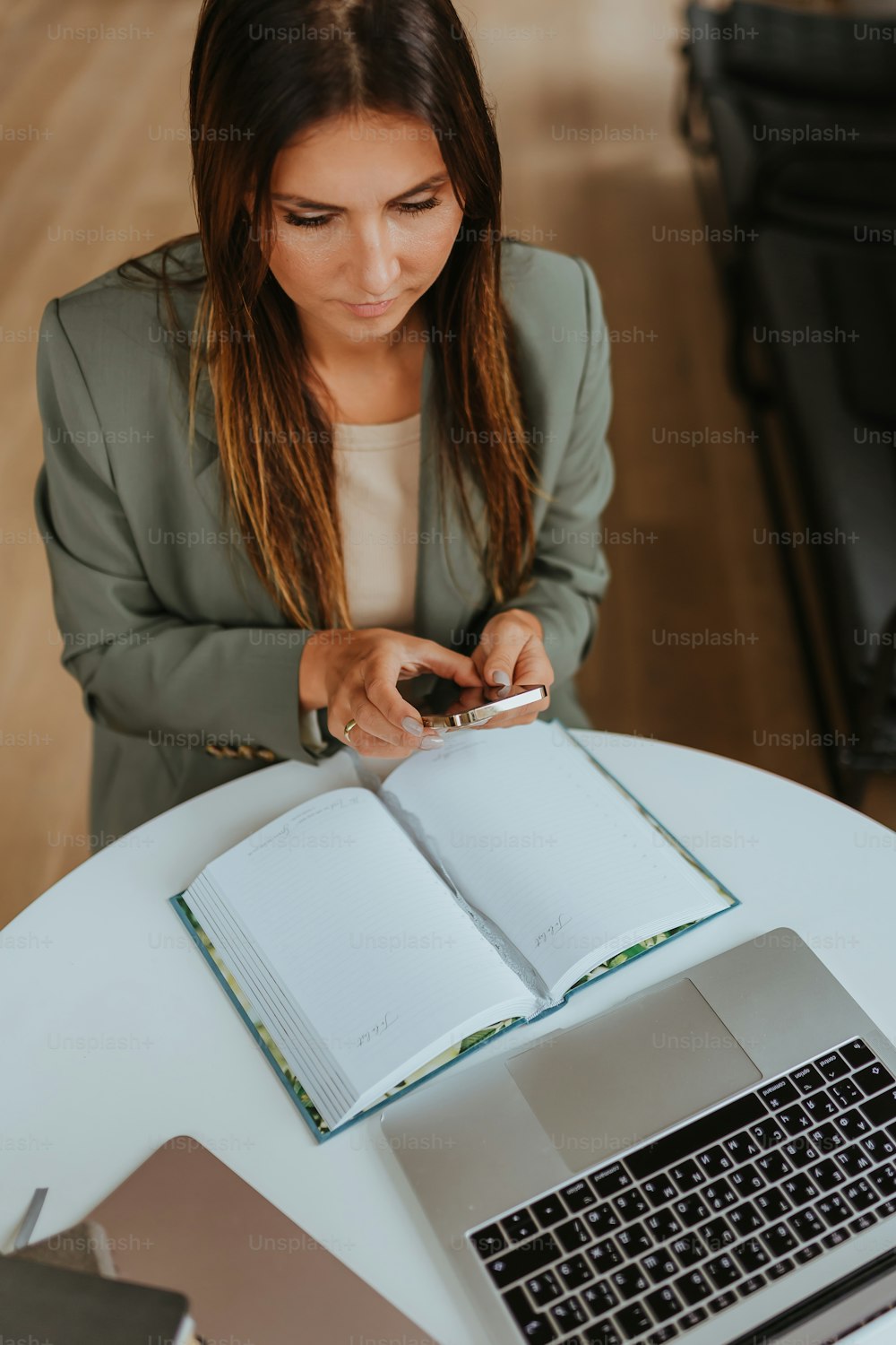 Una mujer mirando una tableta