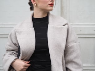 uma mulher que veste um suéter cinza
