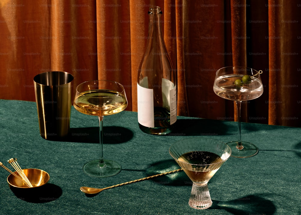 una mesa con vasos y velas