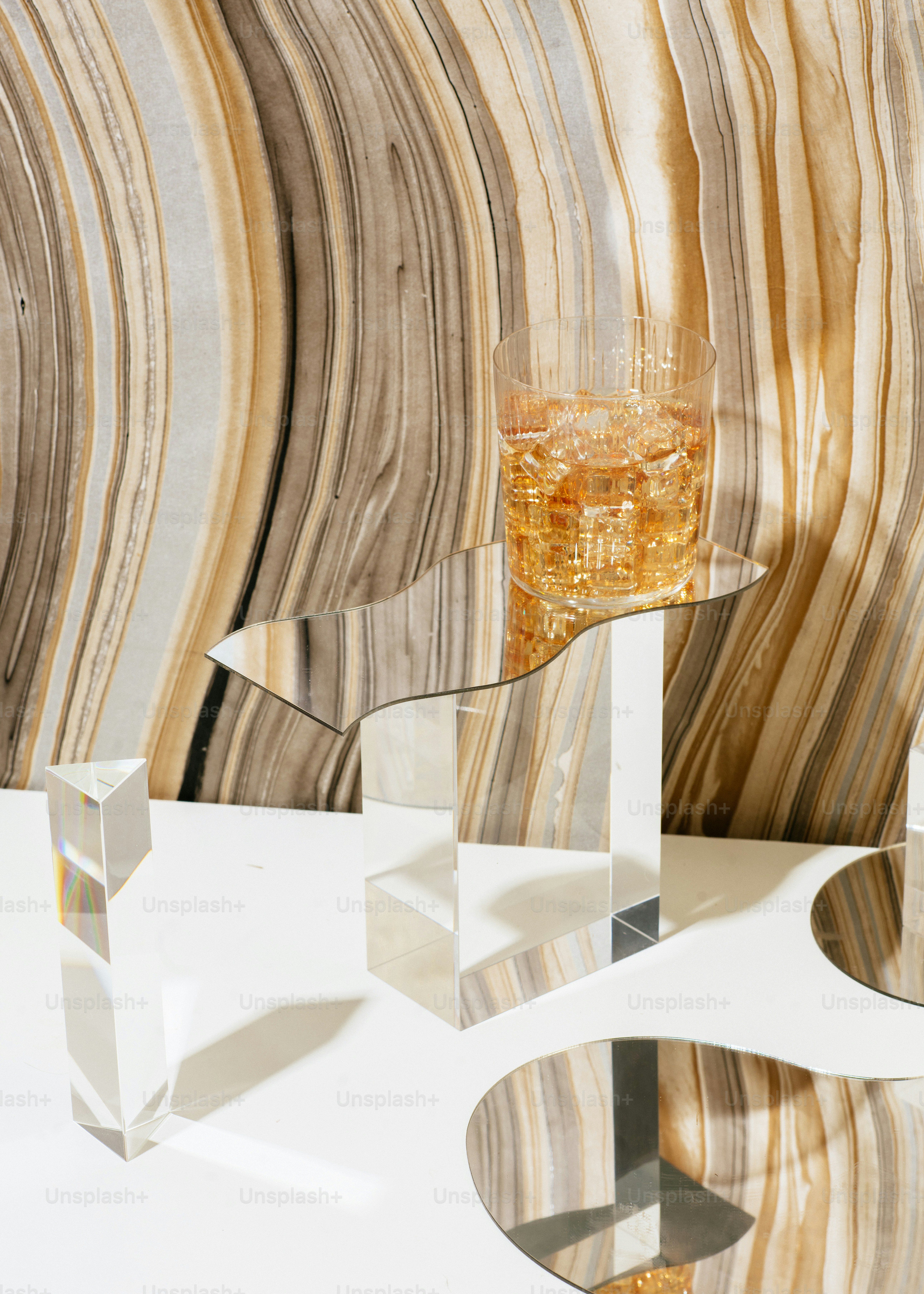 Ein Glas Bier auf dem Tisch