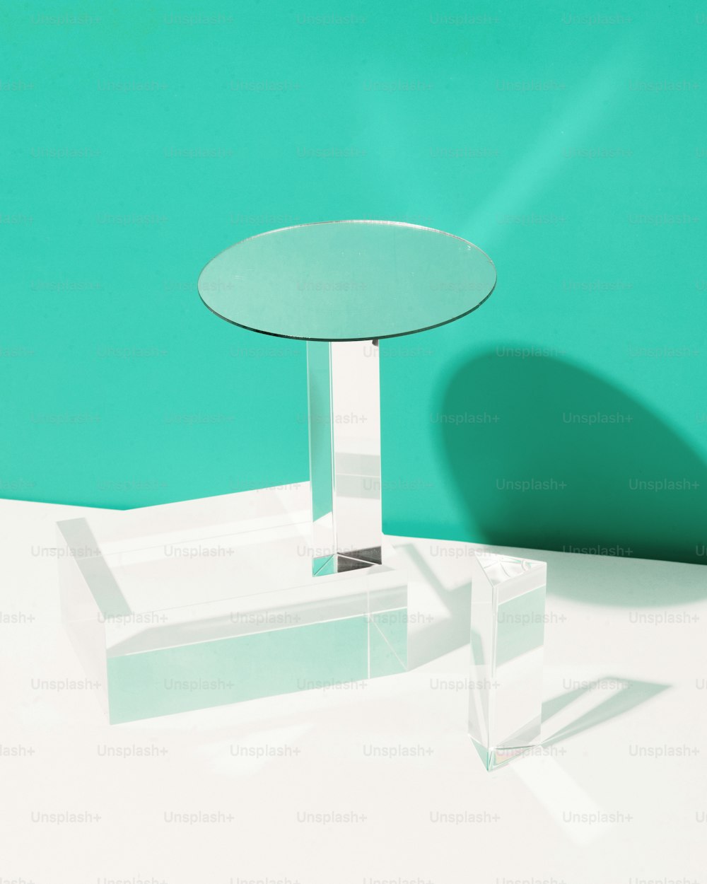 uma lâmpada sobre uma mesa