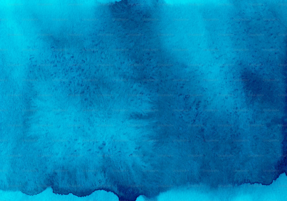 eine blaue Oberfläche mit dunklem Hintergrund