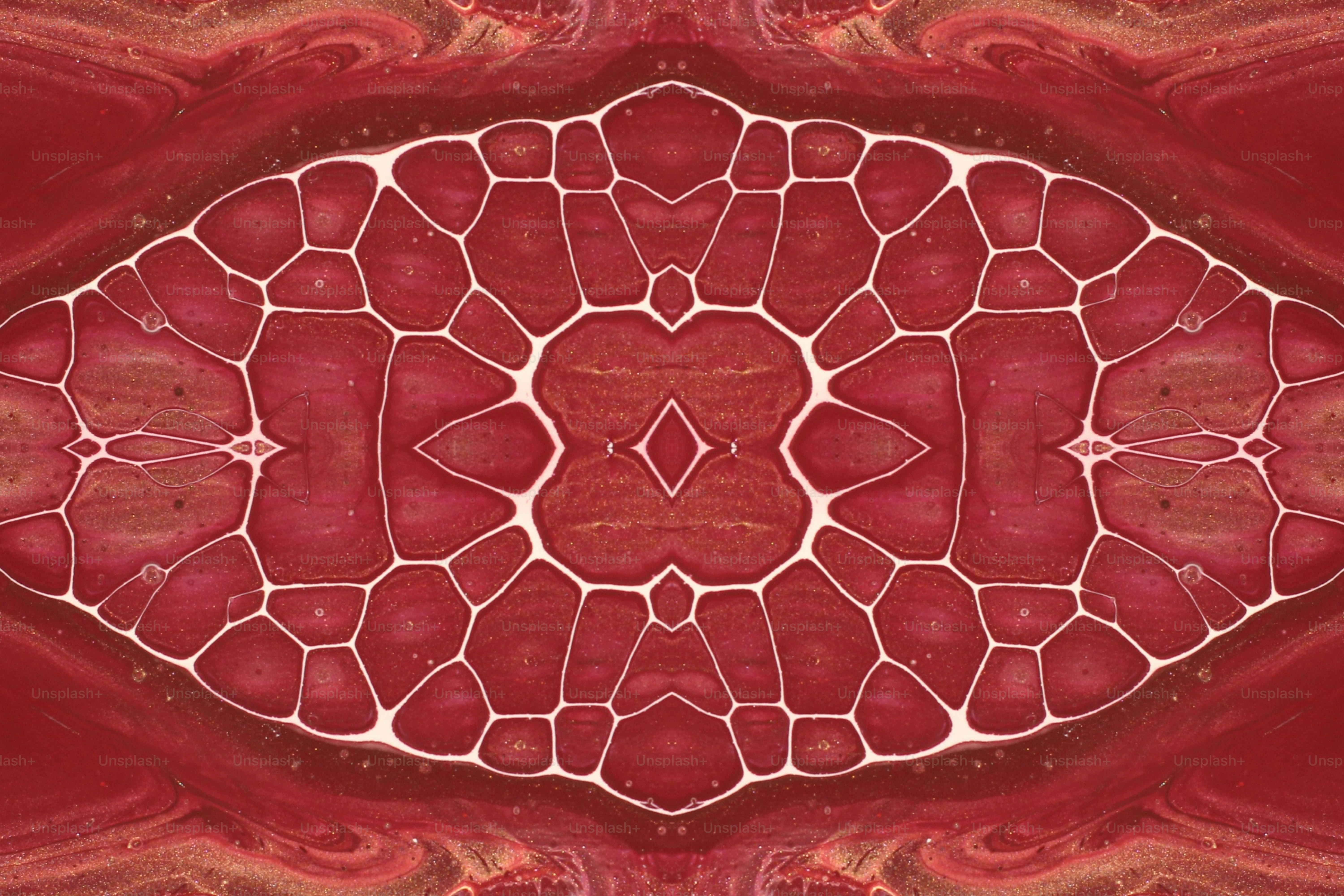 una almohada estampada en rojo y blanco