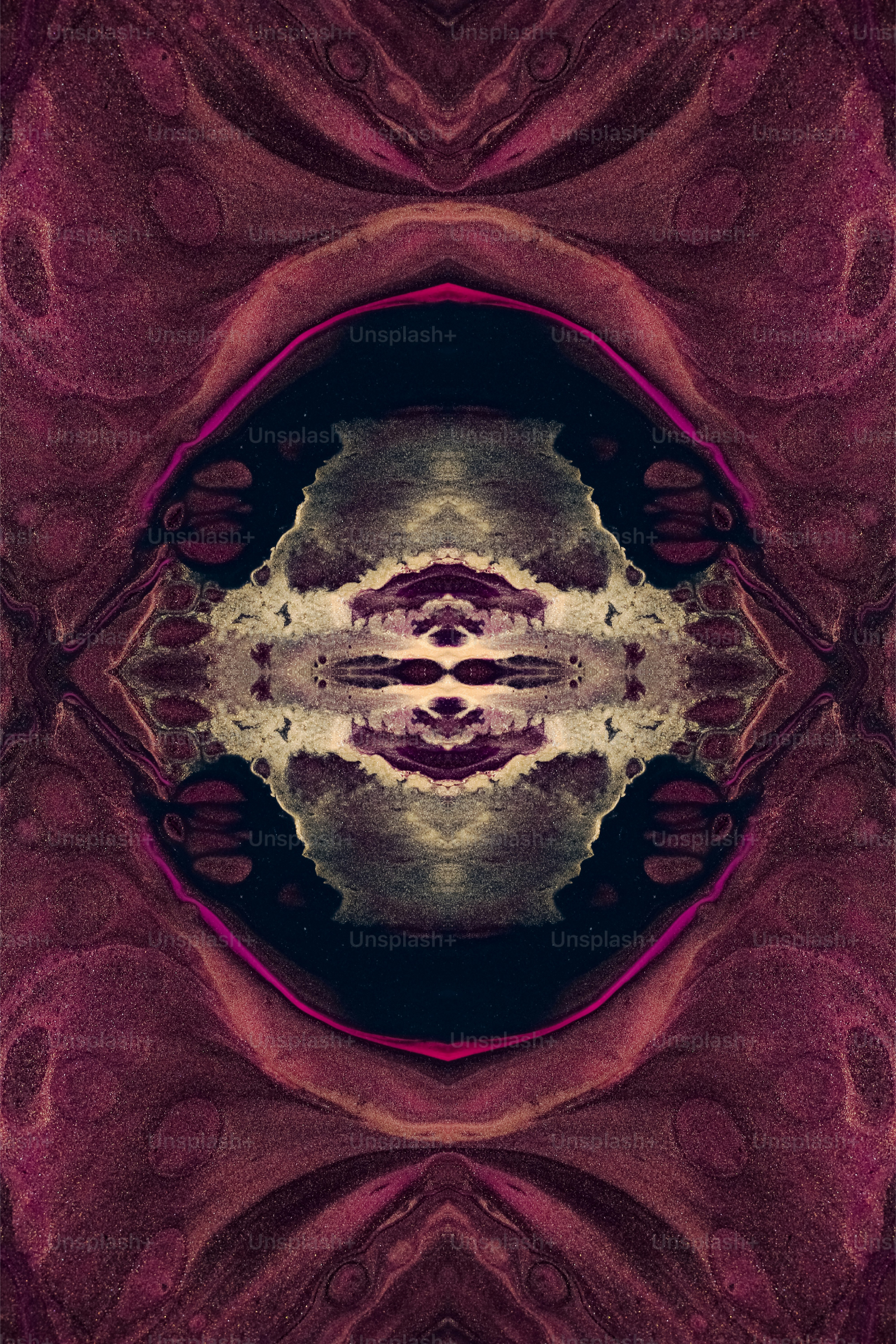 Une image abstraite d’une fleur rouge et violette