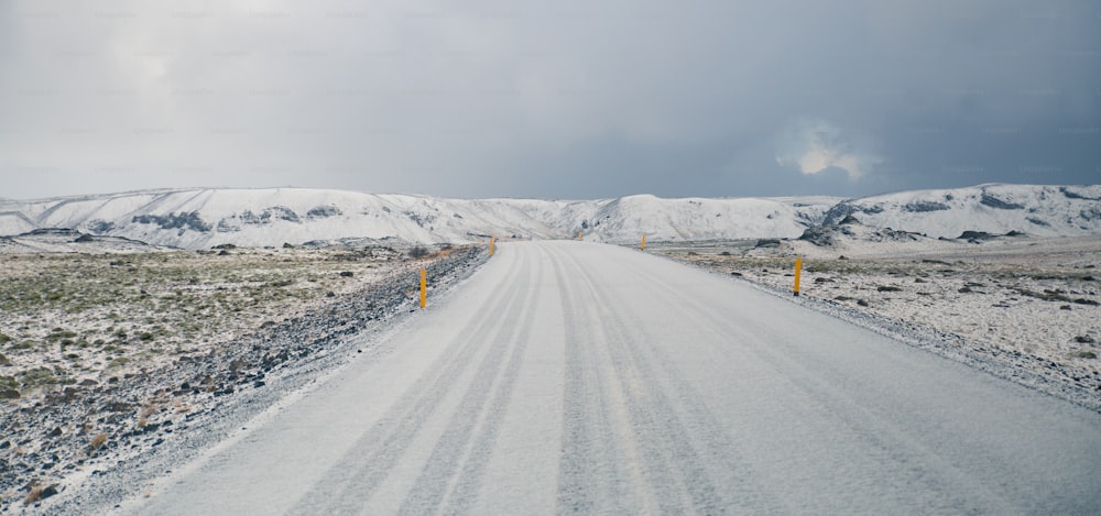 Une route dans la neige