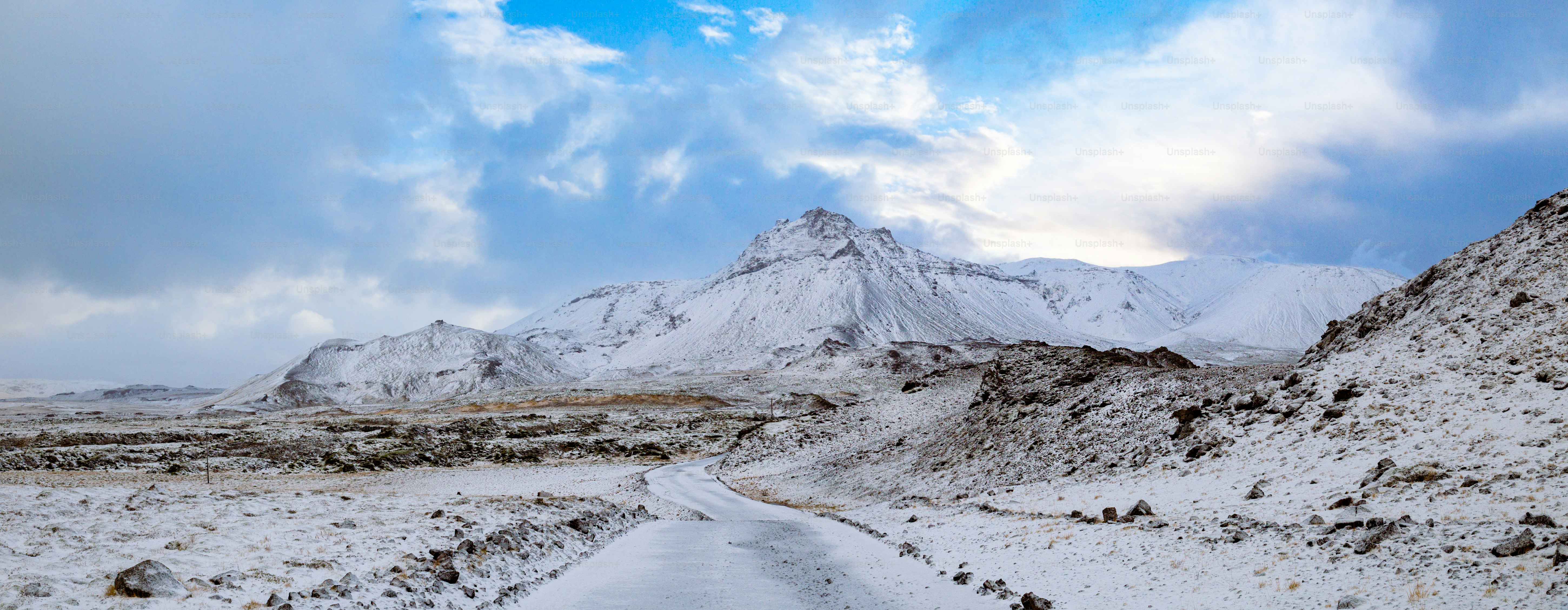 eine verschneite Berglandschaft