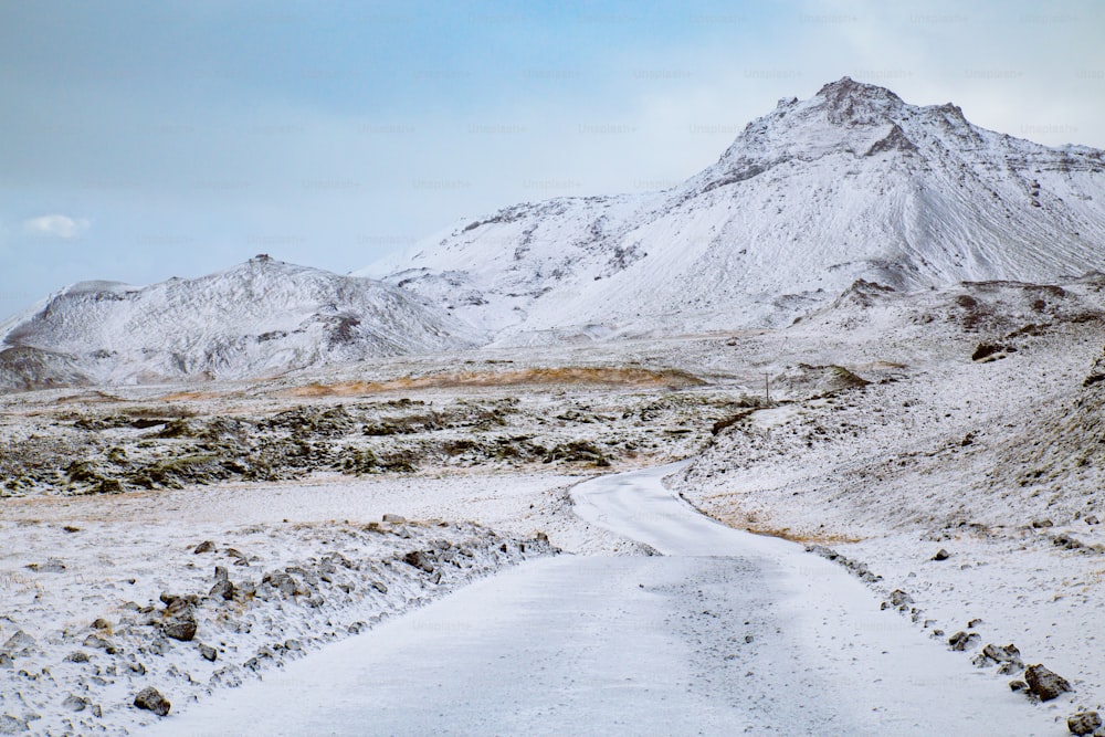 eine verschneite Berglandschaft