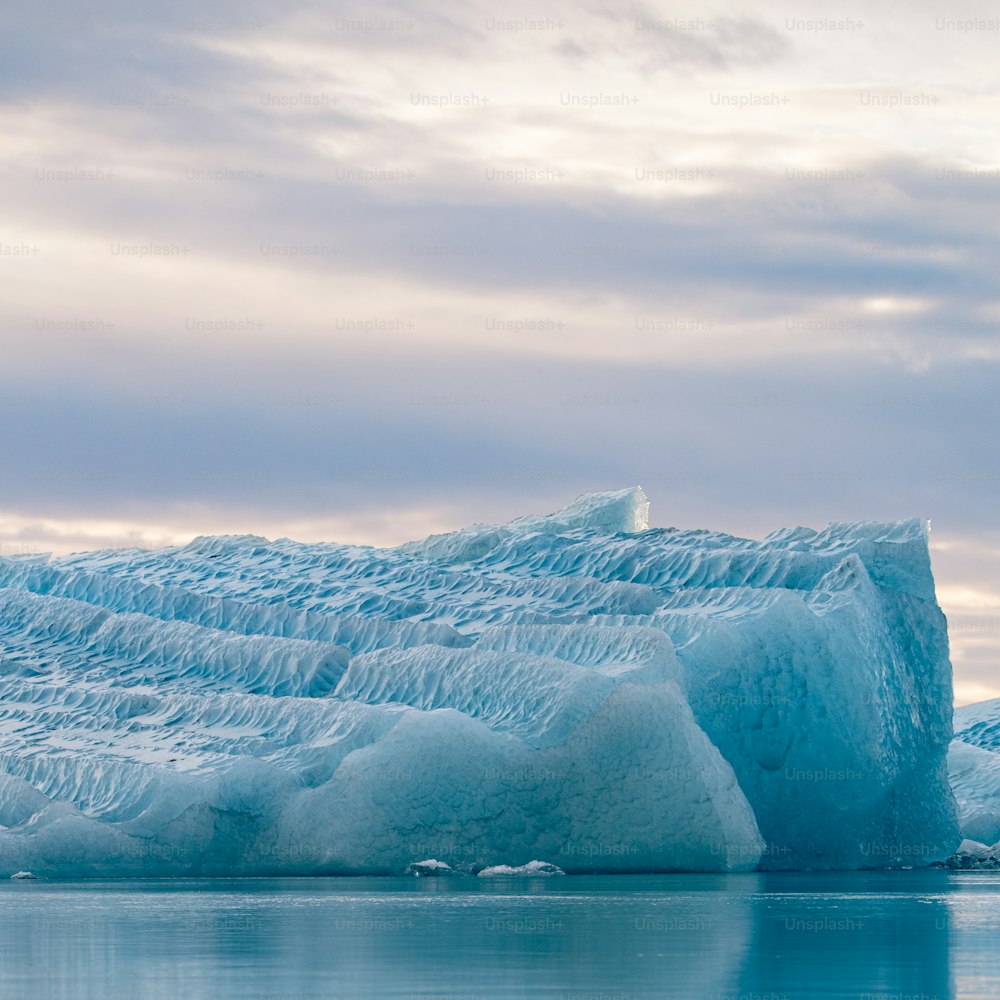 ein großer Gletscher im Wasser mit Austfonna im Hintergrund