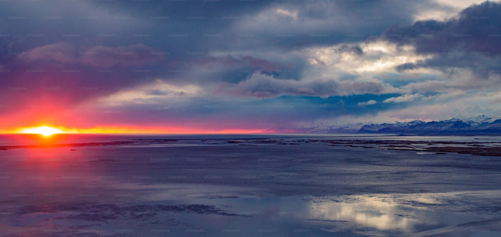 Ein Sonnenuntergang über einer verschneiten Landschaft