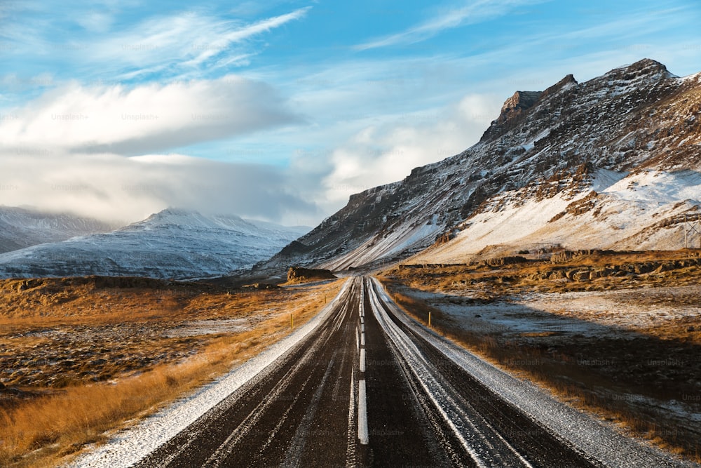 uma estrada nas montanhas