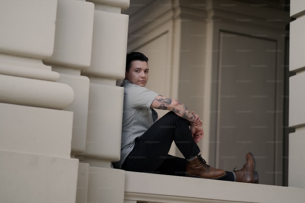 um homem sentado em uma escada