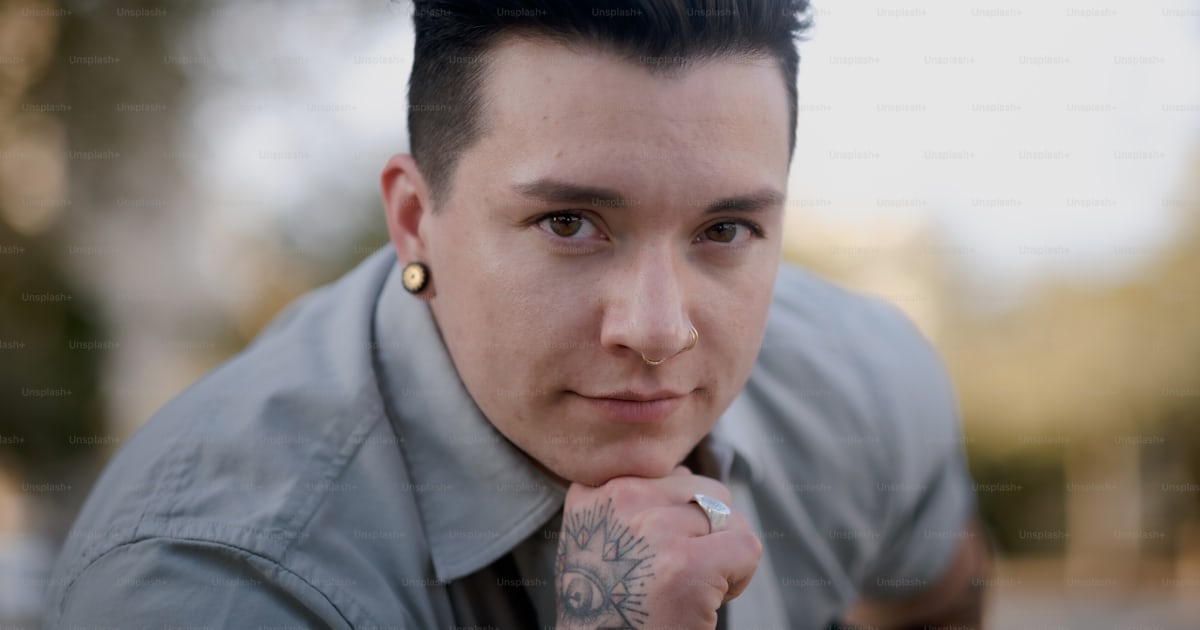 Foto Un hombre con un tatuaje en el brazo Pasadena Imagen en Unsplash