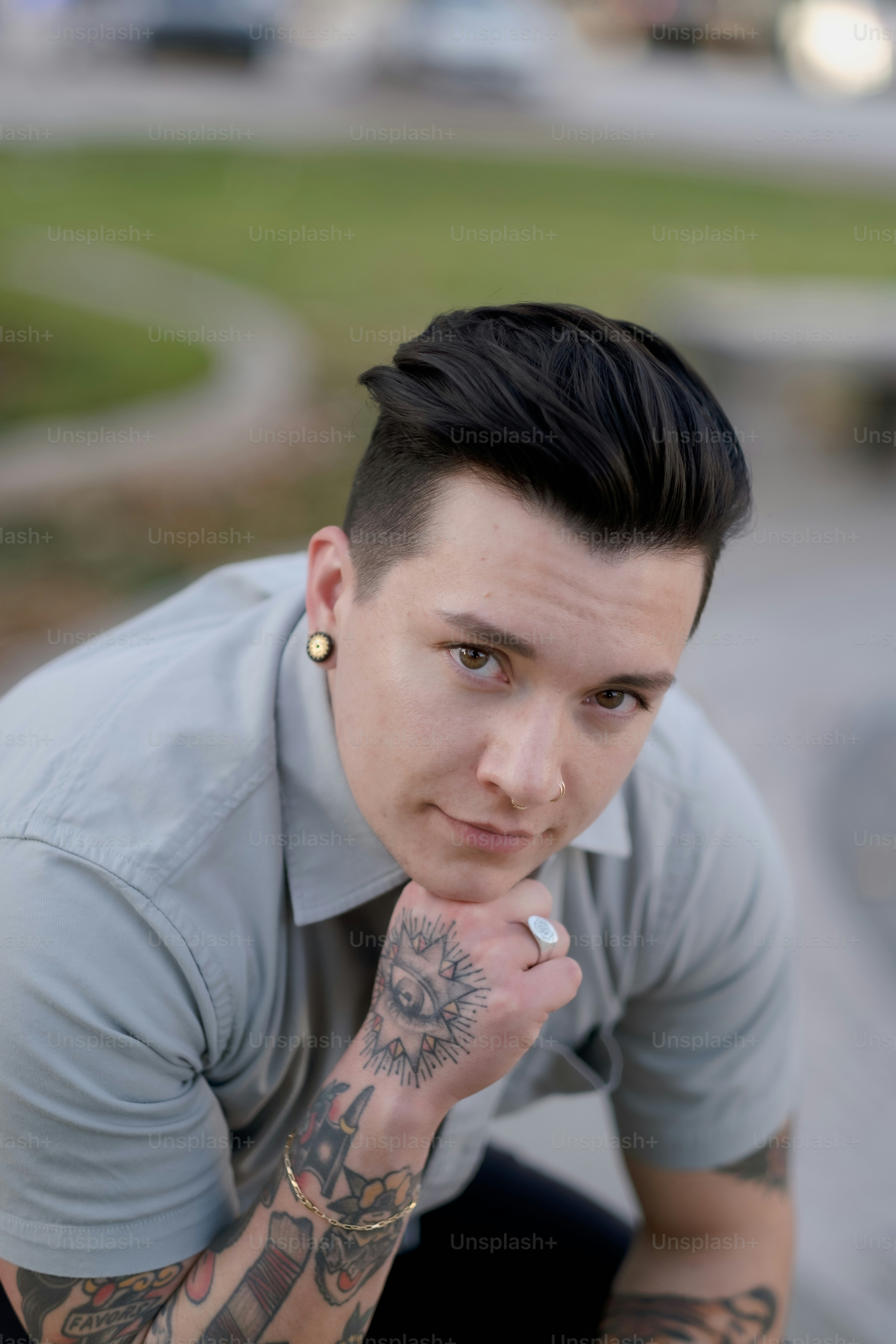 Un homme tatoué posant pour la caméra