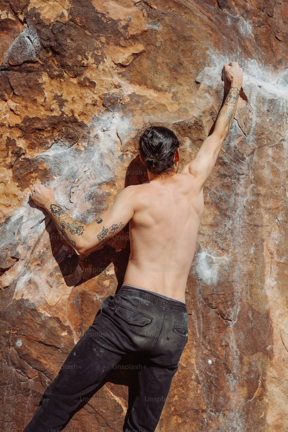 Un uomo che si arrampica su una parete di roccia