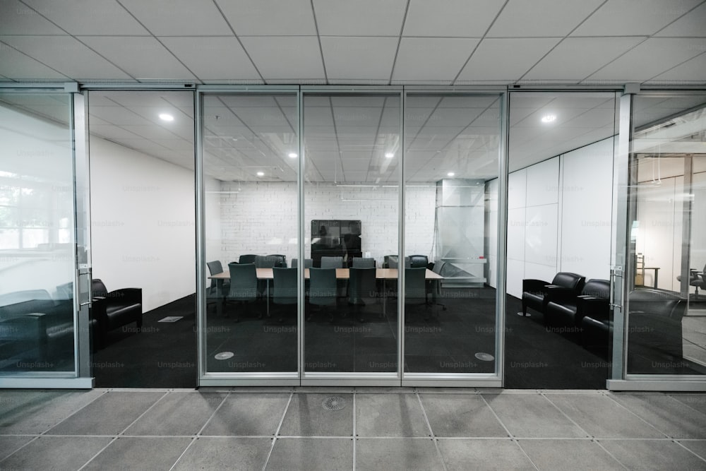 Un edificio de oficinas con paredes de vidrio