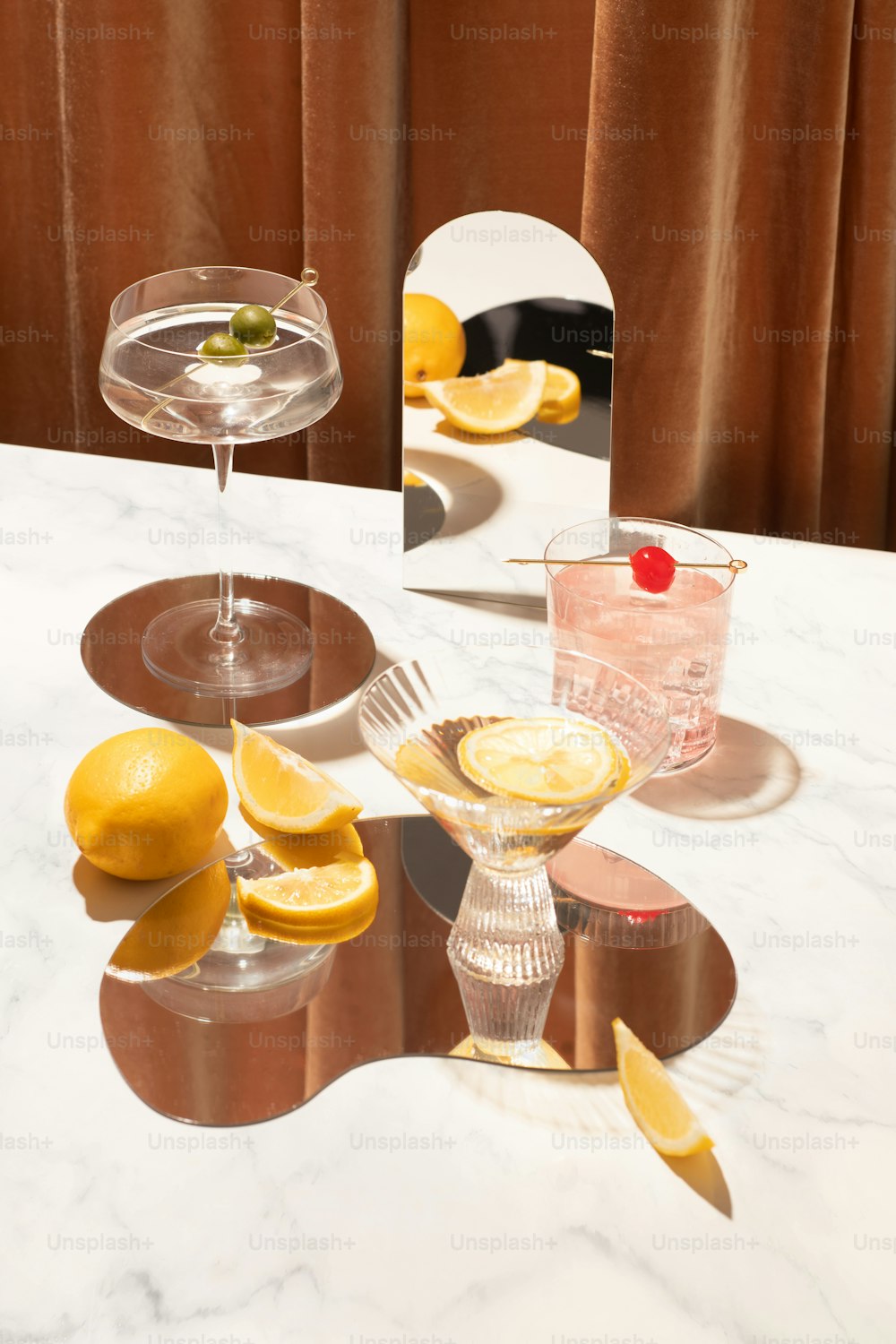 un tavolo con bicchieri e limoni