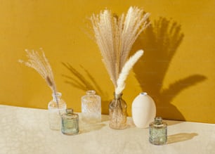 eine Vase und andere Gegenstände auf einem Tisch