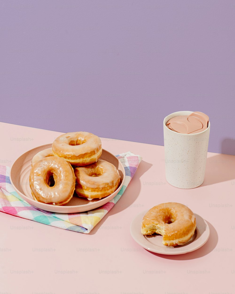uma mesa com donuts e café